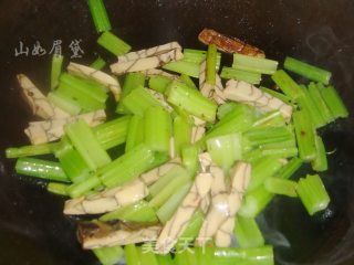 芹菜炒豆干的做法步骤：5