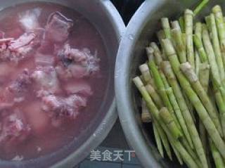 排骨炖小笋的做法步骤：1
