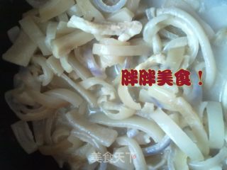 炒猪皮---猪皮新吃法的做法步骤：1