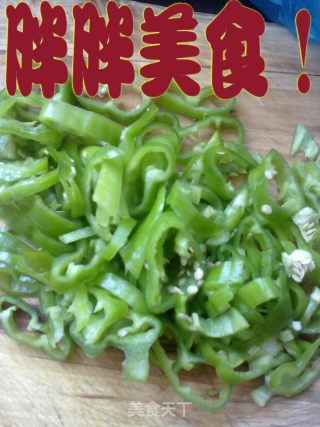 炒猪皮---猪皮新吃法的做法步骤：2