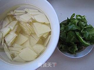 青椒土豆炒肉片的做法步骤：2