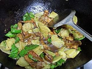 青椒土豆炒肉片的做法步骤：9