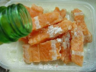 干煎三文鱼腩的做法步骤：2