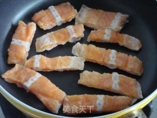 干煎三文鱼腩的做法步骤：3