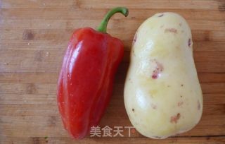 菜椒炒土豆的做法步骤：1