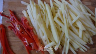 菜椒炒土豆的做法步骤：2