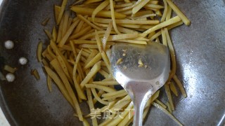 菜椒炒土豆的做法步骤：3