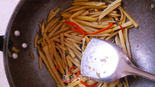 菜椒炒土豆的做法步骤：4