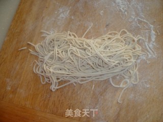 西红柿鸡蛋面的做法步骤：2
