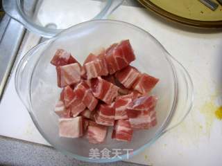 土豆红烧肉的做法步骤：1