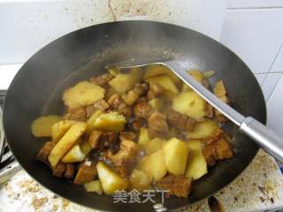 土豆红烧肉的做法步骤：13