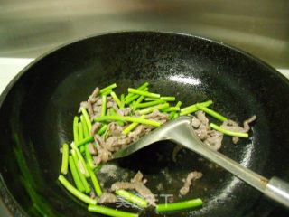 蒜薹炒牛柳的做法步骤：3