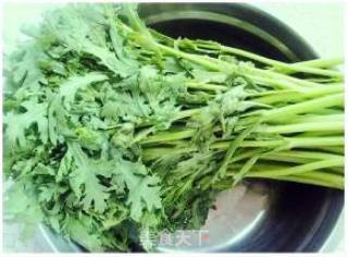 肉丝炒茼蒿的做法步骤：1