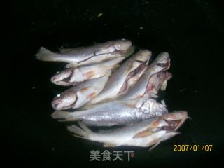 葱焖小黄鱼的做法步骤：1