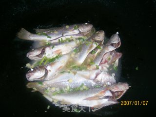 葱焖小黄鱼的做法步骤：2