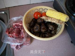 马蹄茅根骨汤的做法步骤：1