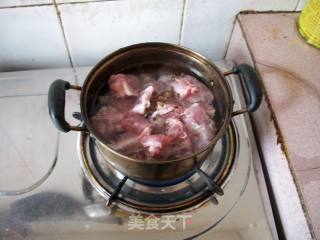 马蹄茅根骨汤的做法步骤：2