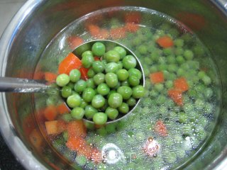 香菇豌豆炒豆干的做法步骤：1