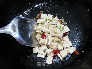 香菇豌豆炒豆干的做法步骤：3