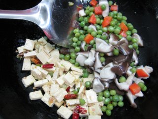 香菇豌豆炒豆干的做法步骤：4
