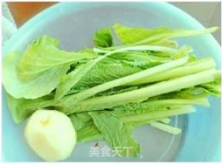 小白菜土豆汤的做法步骤：1