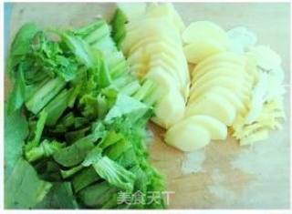 小白菜土豆汤的做法步骤：2