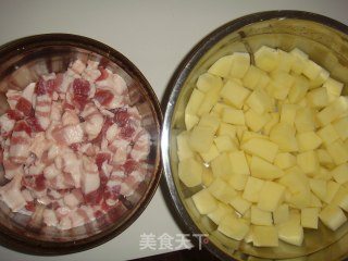 土豆红烧肉的做法步骤：3
