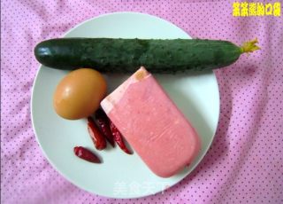黄瓜炒火腿鸡蛋的做法步骤：1