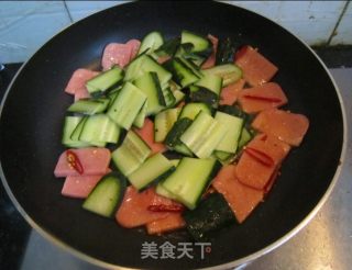 黄瓜炒火腿鸡蛋的做法步骤：6