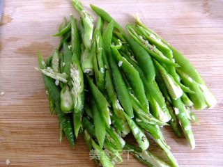 尖椒炒豆芽的做法步骤：1