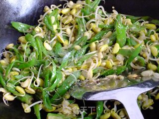 尖椒炒豆芽的做法步骤：7