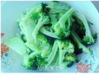 素炒西兰花的做法步骤：1