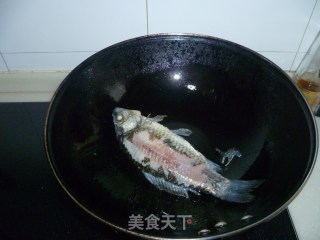 奶汤鲫鱼的做法步骤：2
