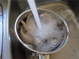 鸡脚煲花生的做法步骤：2