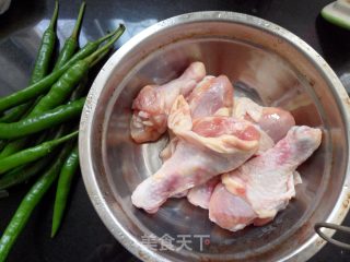 【飞禽走兽】尖椒鸡腿的做法步骤：1