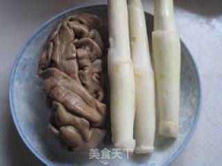 【飞禽走兽】茭白炒肥肠的做法步骤：1