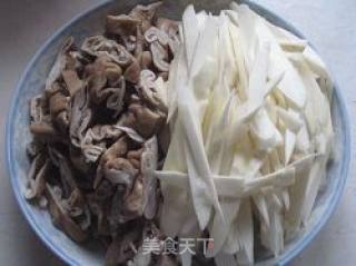 【飞禽走兽】茭白炒肥肠的做法步骤：2