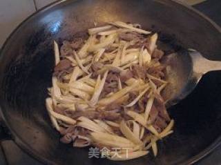 【飞禽走兽】茭白炒肥肠的做法步骤：5