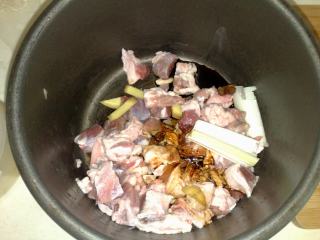 【飞禽走兽篇】牛肉炖土豆的做法步骤：2