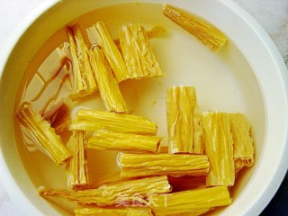 腐竹白果节瓜汤的做法步骤：2
