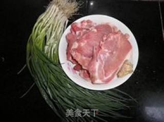 大排骨烤葱的做法步骤：1