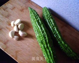 蒜蓉苦瓜的做法步骤：1