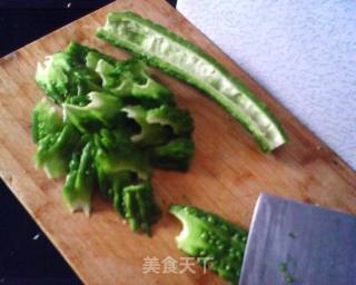 蒜蓉苦瓜的做法步骤：2