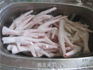 陈醋鸡脚的做法步骤：1