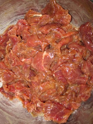 【飞禽走兽】蘑菇炒牛肉的做法步骤：1