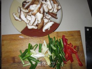 【飞禽走兽】蘑菇炒牛肉的做法步骤：2