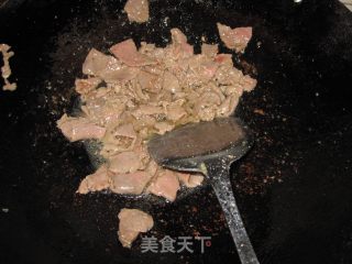【飞禽走兽】蘑菇炒牛肉的做法步骤：3