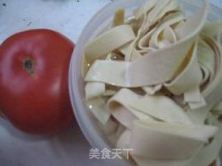 西红柿炒千张的做法步骤：1