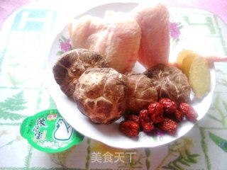 【飞禽走兽篇】--花菇鸡翅鲜汤的做法步骤：1