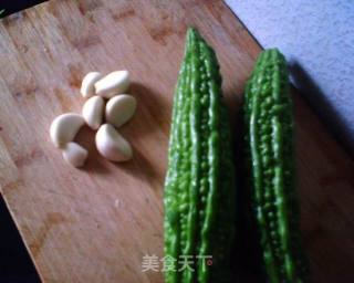 素炒苦瓜的做法步骤：1
